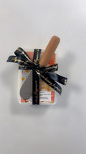 Load image into Gallery viewer, White musk &amp; golden maple wax melt case &amp; mini knife
